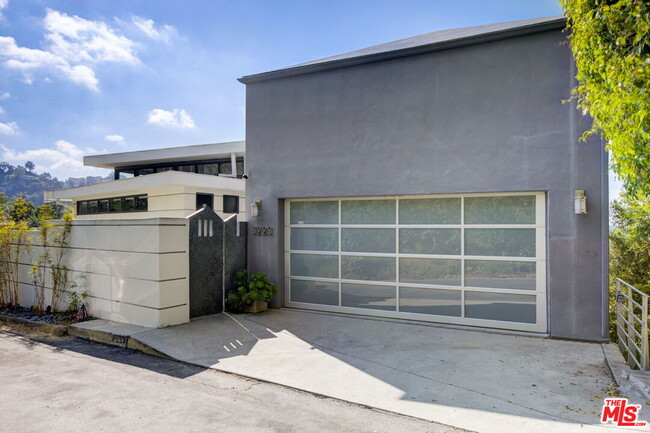 3223 Tareco Dr in Los Angeles, CA - Building Photo - Building Photo