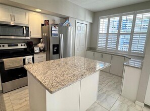 960 Starkey Rd in Largo, FL - Building Photo - Building Photo