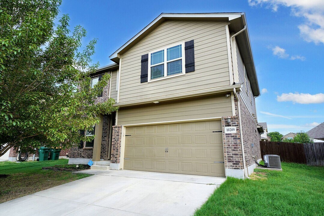 10209 Shawnee Bluff in Converse, TX - Building Photo