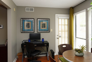 Laurel Oaks Apartments