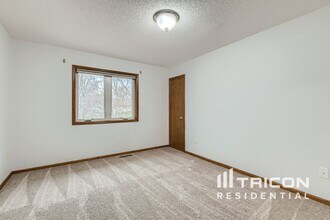 739 Ashley Dr in Chaska, MN - Building Photo - Building Photo