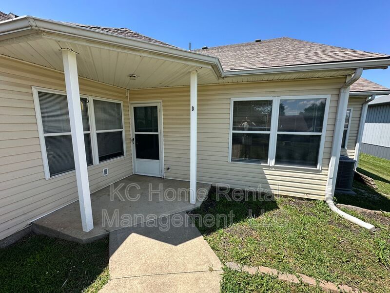 2128 Highridge Dr in Pleasant Hill, MO - Building Photo