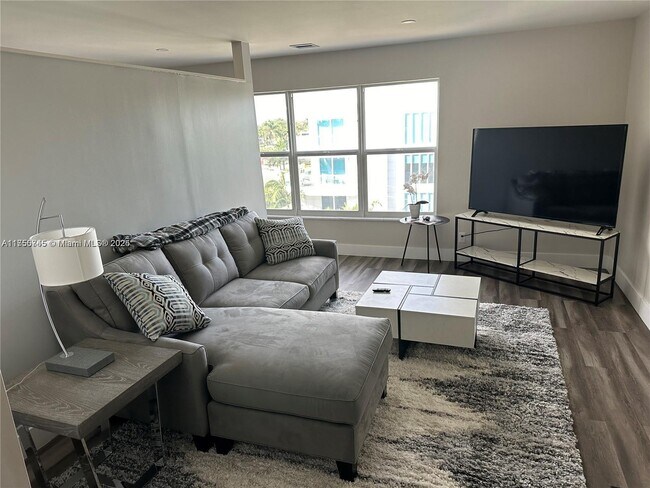 1770 E Las Olas Blvd, Unit 502 in Fort Lauderdale, FL - Foto de edificio - Building Photo