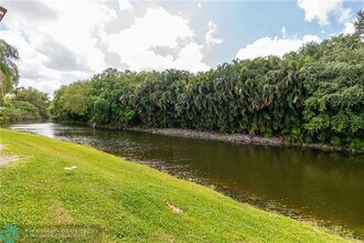 417 Vista Isles Dr in Sunrise, FL - Building Photo - Building Photo