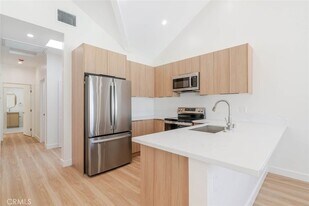 7570 Chaminade Ave in Los Angeles, CA - Building Photo