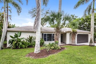 349 Bay Meadows Dr in Naples, FL - Building Photo - Building Photo