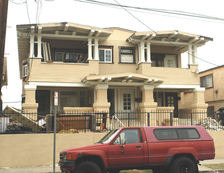 137 N Burlington Ave in Los Angeles, CA - Foto de edificio