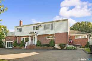 30 Riverside Ave in Stamford, CT - Building Photo