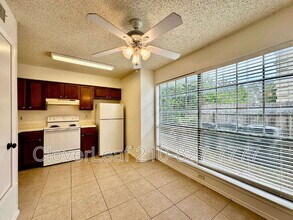 10563 Starcrest Dr in San Antonio, TX - Building Photo - Building Photo