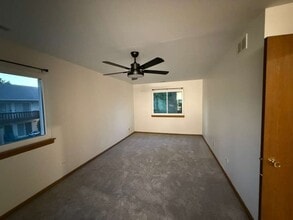 320 Newport Ln in Bartlett, IL - Building Photo - Building Photo