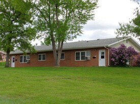 1043 Enterprise Ave in Dickinson, ND - Building Photo