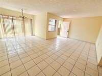 9980 NW 9th Street Cir in Miami, FL - Building Photo - Building Photo