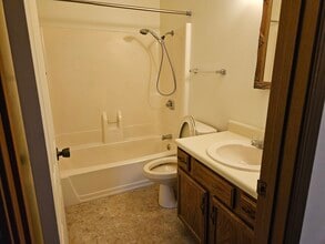 208 Huckleberry Heights Dr, Unit 208 in Hannibal, MO - Building Photo - Building Photo