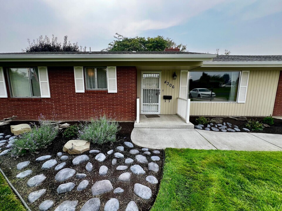 4306 Avalanche Ave in Yakima, WA - Building Photo