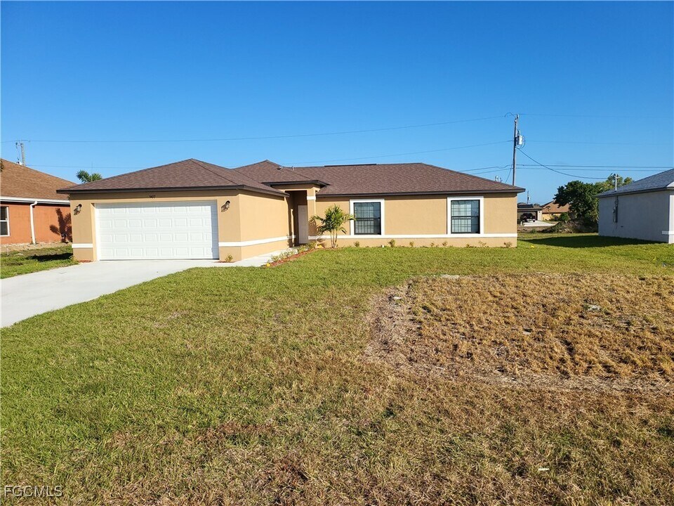 1221 NE 10th Ln in Cape Coral, FL - Building Photo