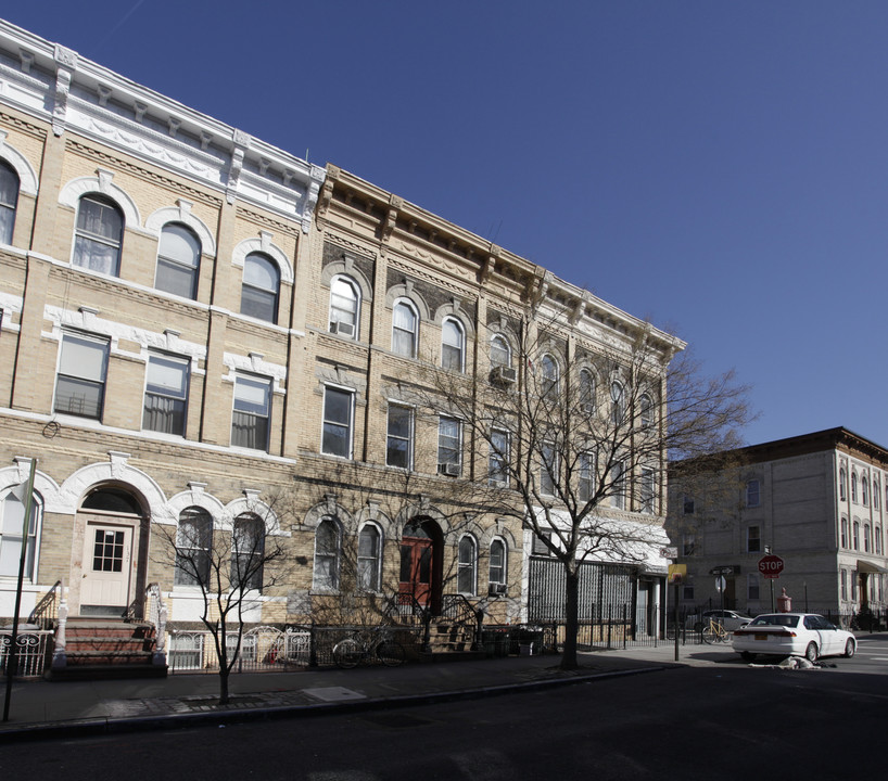 139 Engert Ave in Brooklyn, NY - Building Photo