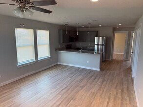 1014 N Plum St in Millsap, TX - Foto de edificio - Building Photo