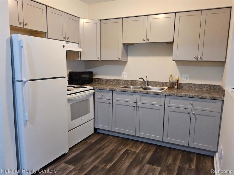 29120 Lund Ave, Unit D25 in Warren, MI - Building Photo