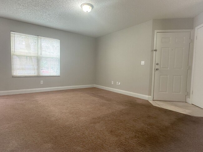 5773 Gatlin Ave-Unit -615 in Orlando, FL - Foto de edificio - Building Photo