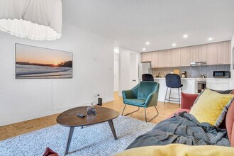 1190 W 10th Ave in Vancouver, BC - Building Photo - Building Photo