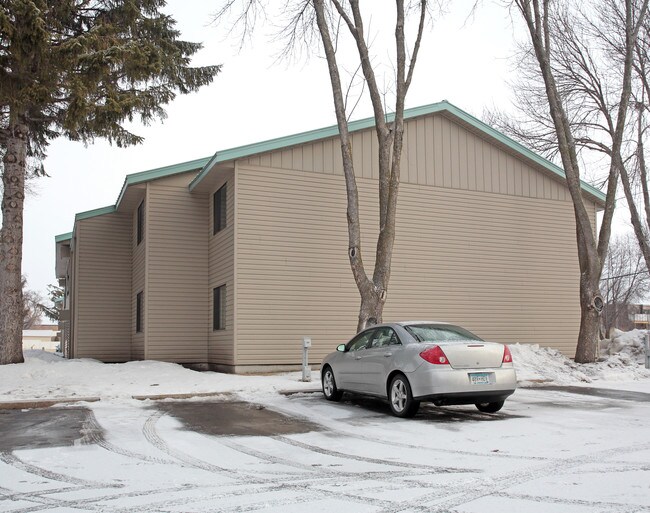 1505 Becker Ave SE in Willmar, MN - Foto de edificio - Building Photo