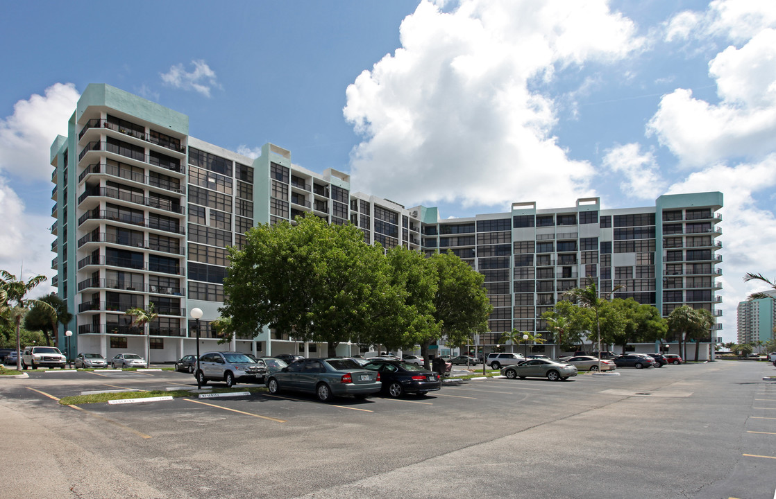 Towers Of Oceanview in Hallandale, FL - Foto de edificio