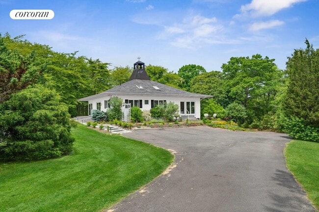 83 Porter Rd in Southampton, NY - Building Photo - Building Photo