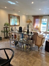 1310 Roxbury Dr, Unit 201 in Los Angeles, CA - Foto de edificio - Building Photo