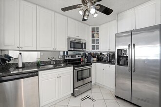 111 W Maple St, Unit 2508 in Chicago, IL - Building Photo - Building Photo