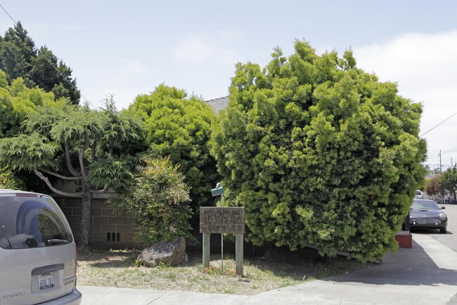 Mono Avenue Apartments in San Leandro, CA - Foto de edificio - Building Photo