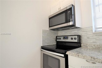 421 NE 1st St-Unit -101 in Hallandale Beach, FL - Building Photo - Building Photo