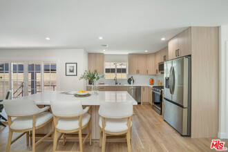 325 Wilton Pl in Los Angeles, CA - Building Photo - Building Photo