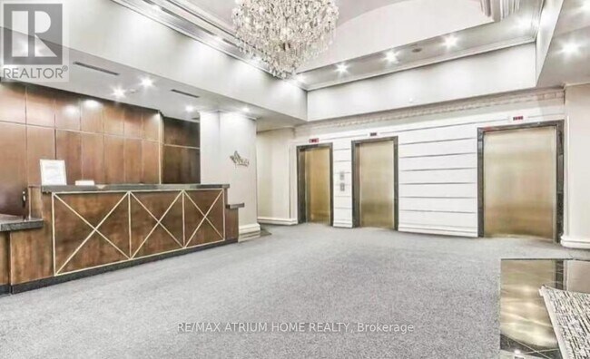 7 Lorraine Dr in Toronto, ON - Building Photo - Building Photo