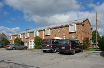 Colonial Colony Townhouses in Huron, OH - Building Photo - Building Photo