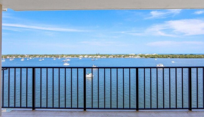 130 Lakeshore Dr in North Palm Beach, FL - Building Photo - Building Photo