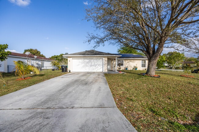 401 NE Mainsail St in Port St. Lucie, FL - Building Photo - Building Photo