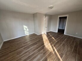 14 E 6th Ave in Hutchinson, KS - Building Photo