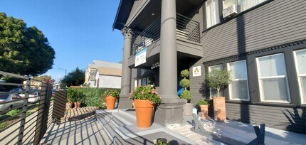 Walton Ave. in Los Angeles, CA - Building Photo - Interior Photo