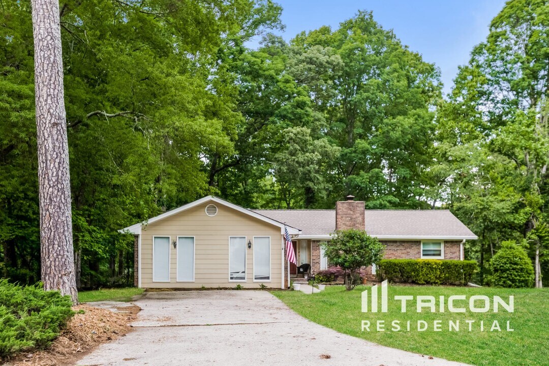 185 Sequoyah Dr in Alpharetta, GA - Foto de edificio