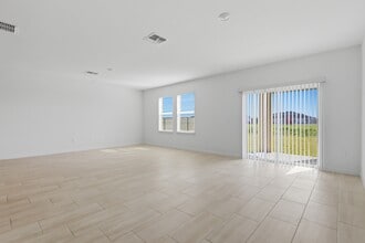 8818 Gulf Shr Ter in Parrish, FL - Foto de edificio - Building Photo