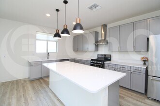 7549 N 125th Dr in Glendale, AZ - Foto de edificio - Building Photo