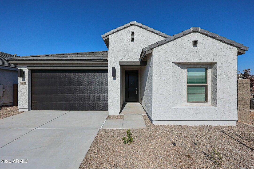 7956 W Frier Dr in Glendale, AZ - Building Photo