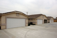 Twin Pines Apartments in Hesperia, CA - Building Photo - Building Photo