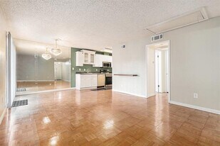 12806 Midway Rd in Dallas, TX - Building Photo