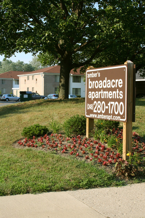 amber's Broadacre Apartments in Clawson, MI - Building Photo