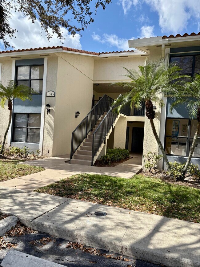 1545 Lake Crystal Dr in West Palm Beach, FL - Building Photo - Building Photo