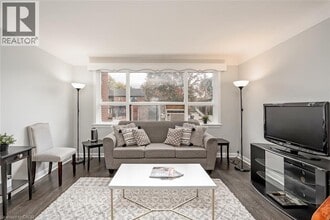 2128 Harris Crescent in Burlington, ON - Building Photo - Building Photo