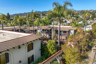 Villa Del Lago in Oakland, CA - Building Photo