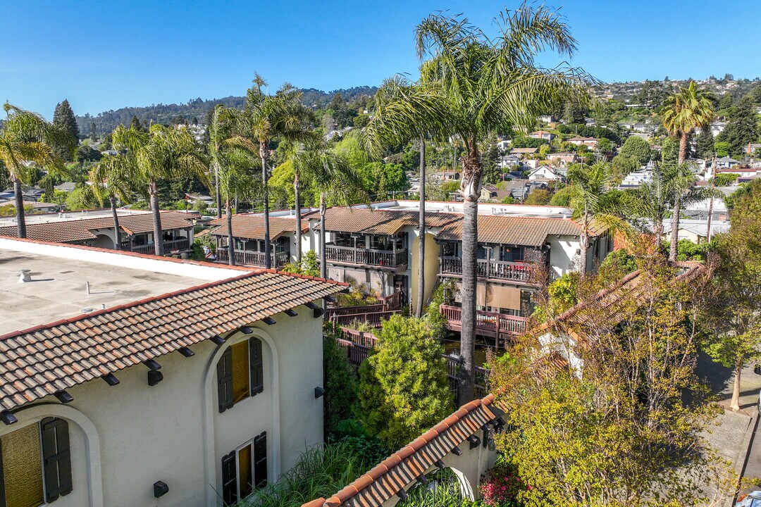 Villa Del Lago in Oakland, CA - Building Photo