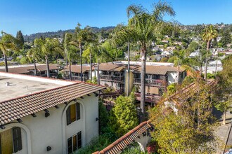 Villa Del Lago in Oakland, CA - Building Photo - Primary Photo